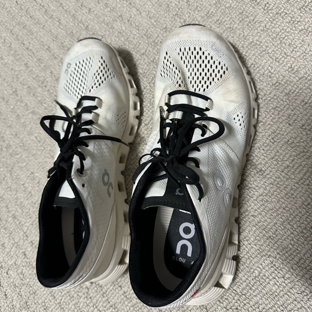 On Cloud white and black sneakers